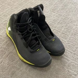 Under Armor mid top basketball shoes
